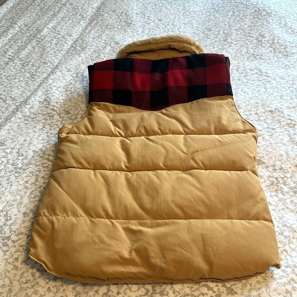 Beige and red and black checkered vest with snapped button closure. Size small - Picture 8 of 8